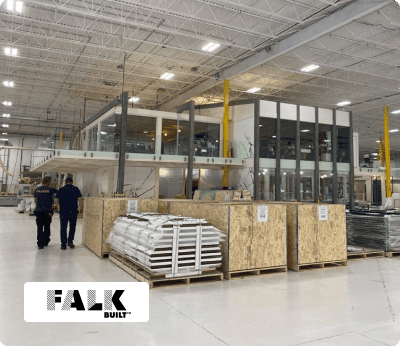 ロゴ入りのFalkbuilt 社工場フロアとオフィス